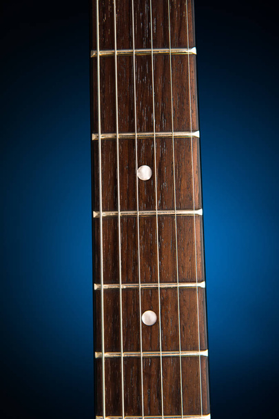 gitara elektryczna szyi, niebieskie tło - Zdjęcie, obraz
