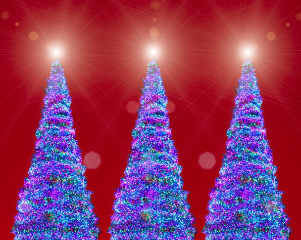 Árboles de Navidad llevó luces, fondo rojo
 - Foto, imagen