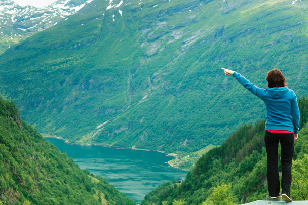 Woman tourist in norwegian mountains fjords - Foto, Imagen