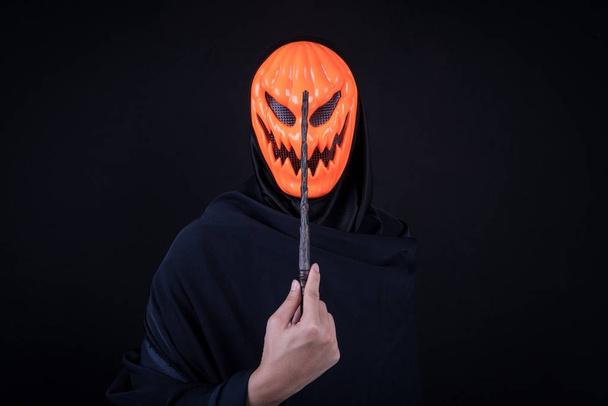 Halloween man met pompoen masker houden toverstaf - Foto, afbeelding