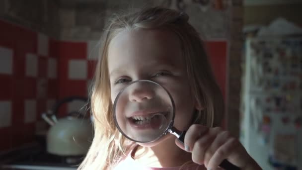 Aranyos lány játszik nagyító - Felvétel, videó