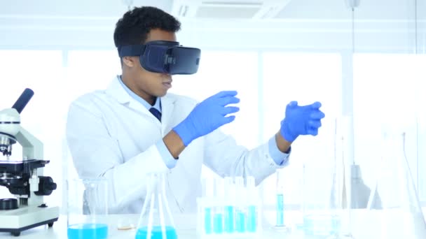 Επιστήμονας χρησιμοποιώντας γυαλιά εικονικής πραγματικότητας για την έρευνα και τη φαντασία στην εργασία - Πλάνα, βίντεο