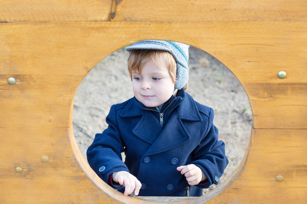 冬の日の青いコートで美しい幼児の少年 - 写真・画像