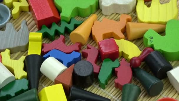 Çeşitli çocuk ahşap ve plastik oyuncak renkli arka plan döndürme - Video, Çekim