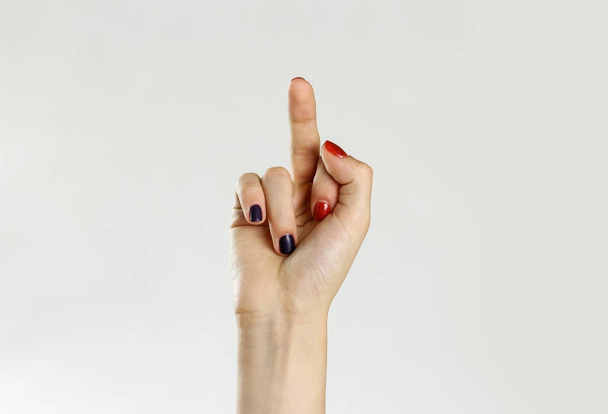 weibliche Hand zeigt Mittelfinger. isoliert auf grauem Hintergrund. cl - Foto, Bild