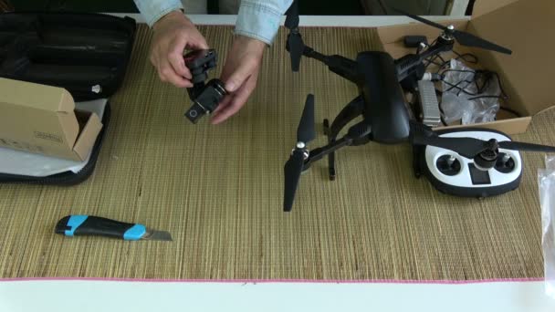 Fotógrafo de vídeo testando novo drone gimbal dobrável com câmera de ação
 - Filmagem, Vídeo