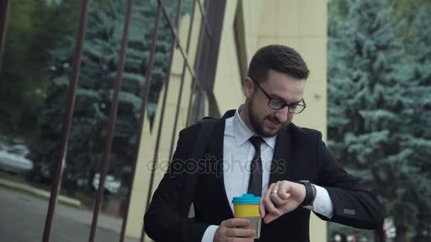 Businessman on the street - Felvétel, videó