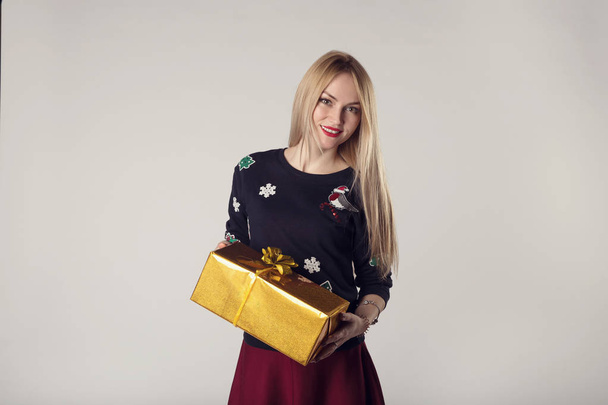 Happy young woman with gift box - Foto, afbeelding