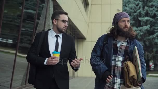 Geschäftsmann geht mit dem armen Mann auf der Straße - Filmmaterial, Video