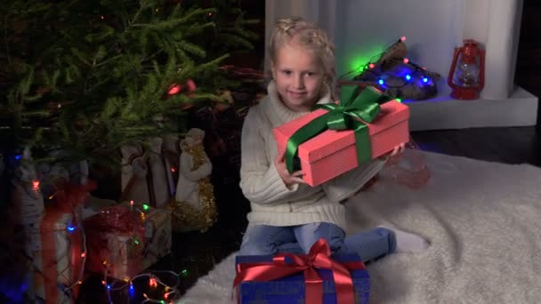 girl with her Christmas Gift - Filmagem, Vídeo