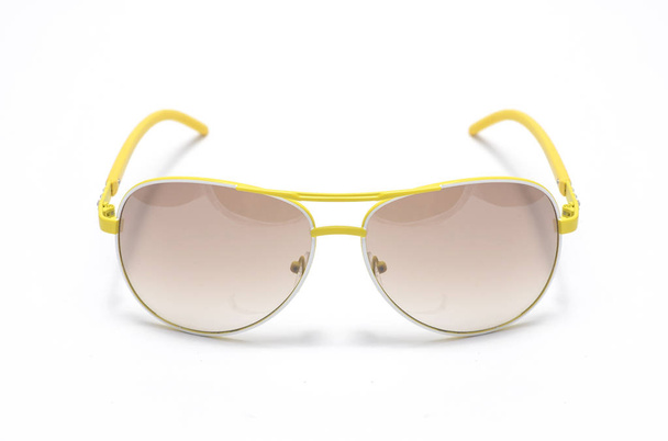 Gafas de sol con montura de hierro amarillo aisladas en blanco
 - Foto, Imagen
