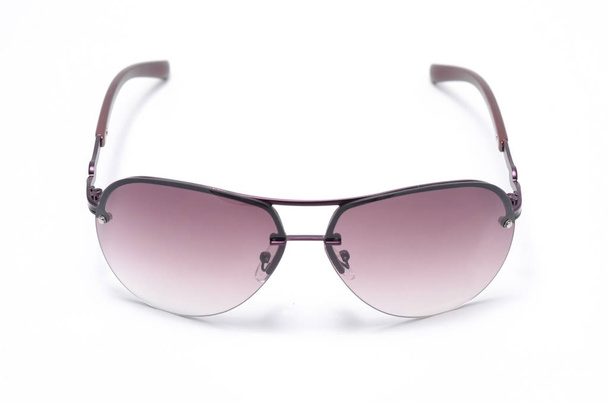 Солнечные очки в железном каркасе изолированы на белом
 - Фото, изображение