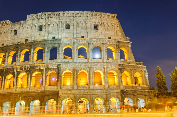 Anfiteatro del Colosseo di notte
  - Foto, immagini