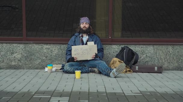 Daklozen met karton op straat - Video