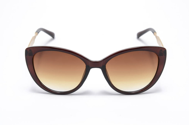 kahverengi cam üzerinde beyaz izole kadın güneş gözlüğü - Fotoğraf, Görsel