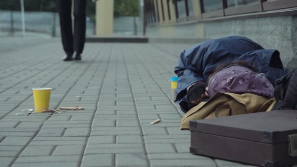 Περαστικός που δίνει τροφή για άστεγους - Πλάνα, βίντεο