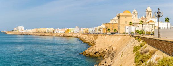 Vista panorámica del paseo marítimo de Cádiz - España
 - Foto, imagen