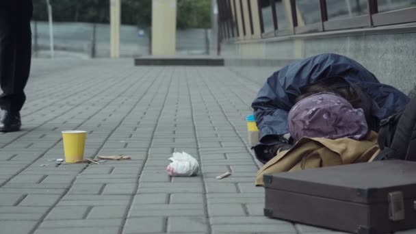 Passerby donne de l'argent au mendiant
 - Séquence, vidéo