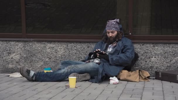 Άστεγοι χρησιμοποιώντας smartphone - Πλάνα, βίντεο