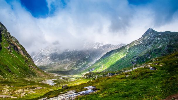Красиві зелені долини в Альпах. - Фото, зображення