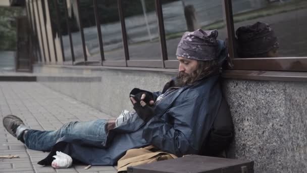 Obdachlose nutzen Smartphone - Filmmaterial, Video