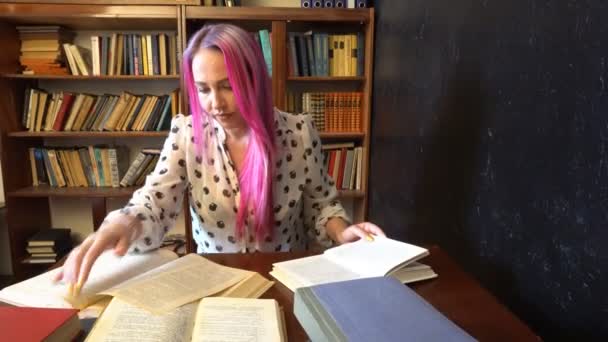 Kız kütüphanede kitap okuma sınava hazırlanıyor - Video, Çekim