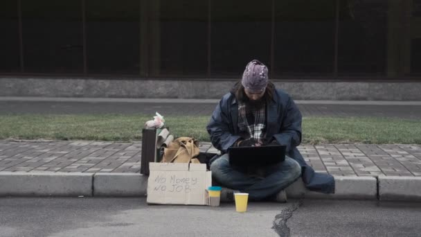 Köyhä mies kirjoittaa kannettavan
 - Materiaali, video