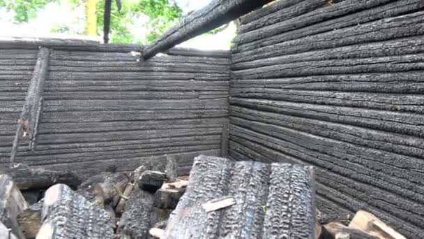Vieilles ruines de ferme en bois brûlées
 - Séquence, vidéo