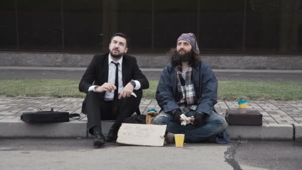 Geschäftsmann und Obdachloser auf Bürgersteig - Filmmaterial, Video