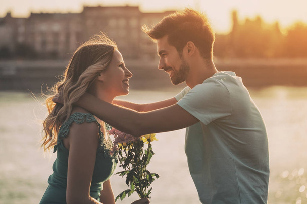 Mann schenkt seiner Freundin Blumen - Foto, Bild