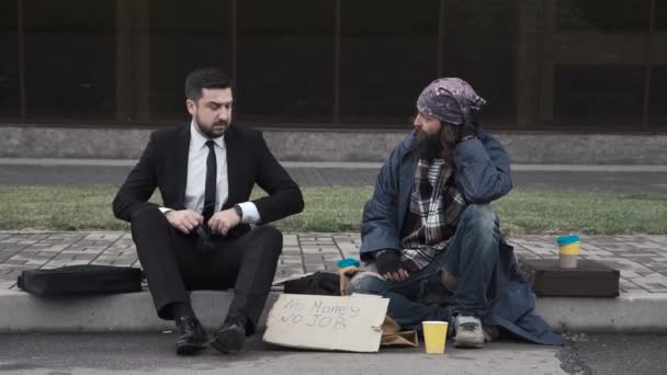 Entlassener Manager setzt sich zu Obdachlosen - Filmmaterial, Video