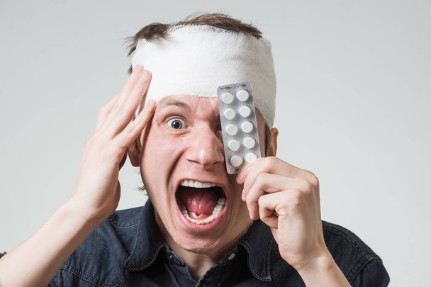 Man with bandage on his head - Φωτογραφία, εικόνα