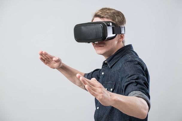 Man in virtual reality - Valokuva, kuva