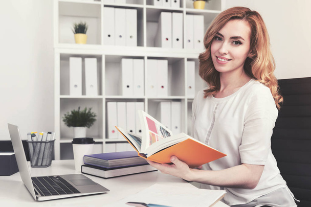 Beautiful red haired businesswoman in office - Foto, Bild