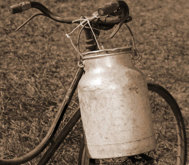 велосипедний молоток з алюмінієвим бін для транспортування молока з
 - Фото, зображення