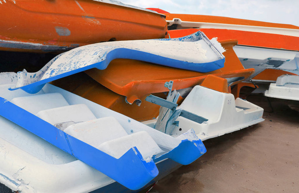 βάρκες καταστρέφονται μετά την εκφόρτωση παράνομων μεταναστών στην παραλία ΑΕ - Φωτογραφία, εικόνα