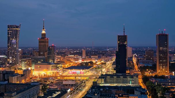 Vista aerea del centro di Varsavia di notte
 - Foto, immagini
