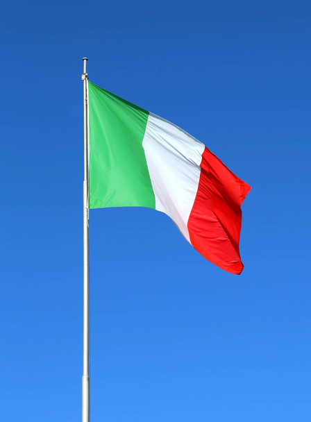 Ιταλική σημαία κυματίζει με το μπλε του ουρανού - Φωτογραφία, εικόνα