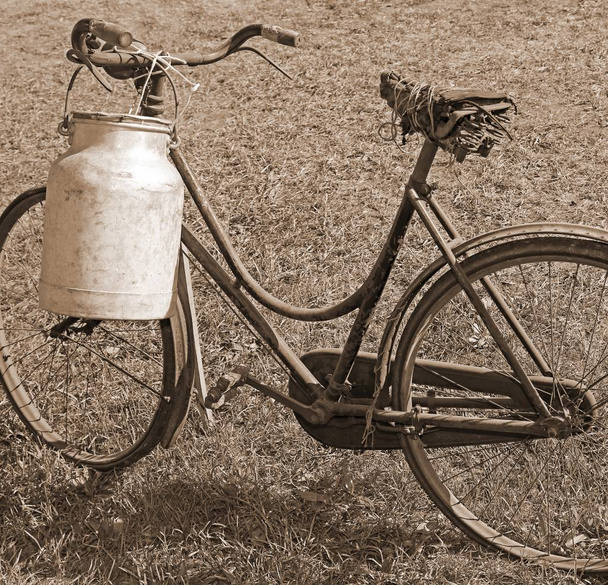 viejo lechero de bicicleta con cubo de aluminio para transportar la leche
 - Foto, imagen