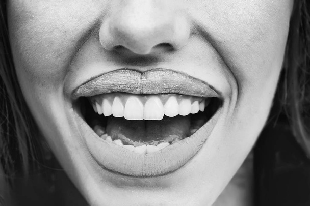 lèvres souriantes féminines lumineuses
 - Photo, image