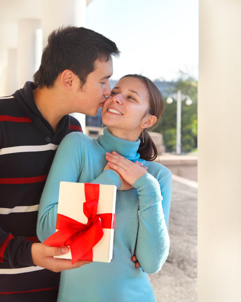 glückliches junges Paar verliebt in Geschenk - Foto, Bild