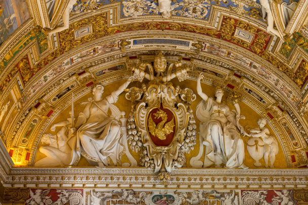 eine Deckenskulptur in den vatikanischen Museen - Foto, Bild