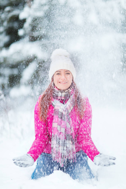 Happy winter women in park snow Christmas lights - Valokuva, kuva