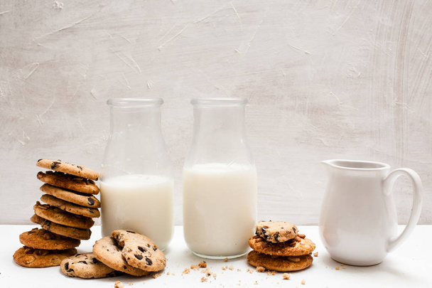 Wholegrain products eating with milk - Foto, imagen