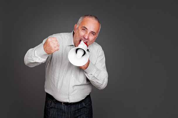 Senior man schreeuwen met megafoon - Foto, afbeelding