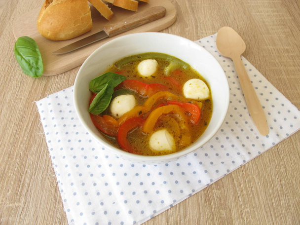 Sopa de pimiento con mozzarella
 - Foto, Imagen