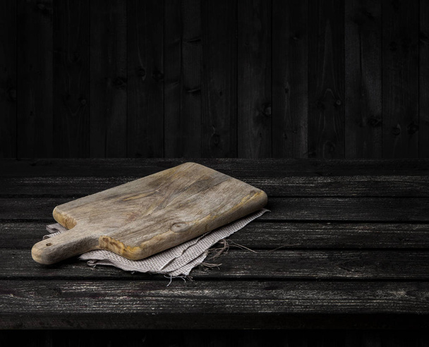 Table en bois sombre avec vieille planche à découper
 - Photo, image