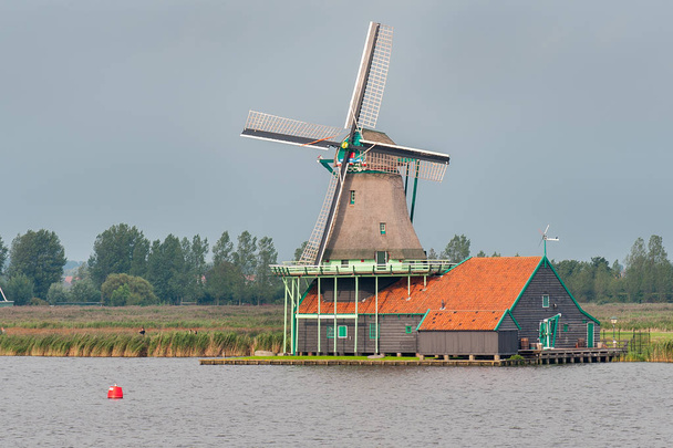 Moulins à vent en Zaanse Schans
 - Photo, image