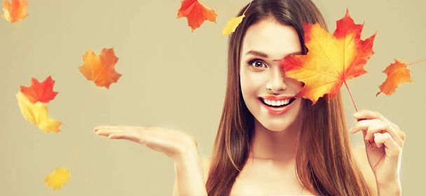 schönes Mädchen mit Herbstblättern - Foto, Bild