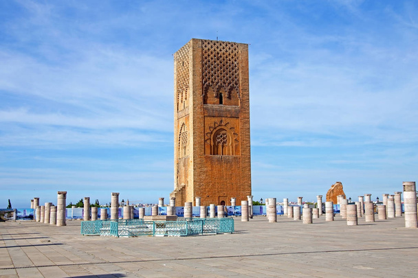 Marocco, Rabat. La Torre Hassan frente al Mausoleo del Rey M
 - Foto, imagen